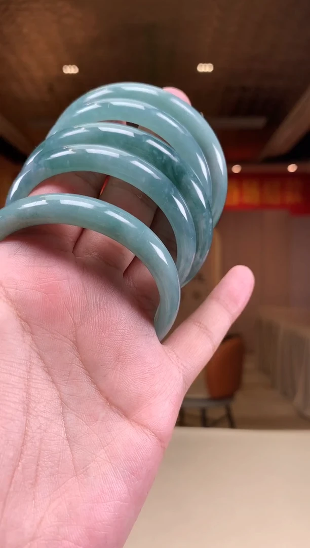 【闪购商品】翡翠手镯未镶嵌多样性发货（只发一件) *d192