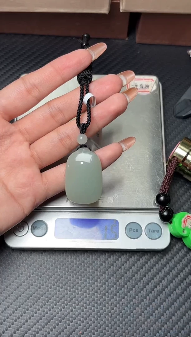 吊坠(赠链)未镶嵌和田玉且末微色差近矿吊坠