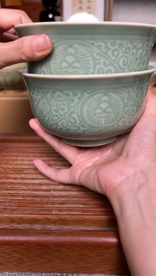 瓷器青瓷5.7英寸菊纹面碗 一对  微瑕