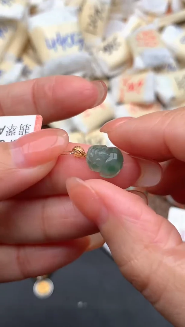 18K金镶嵌挂件翡翠一