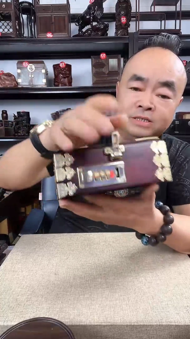 木瑕疵长方盒老李红木工艺品