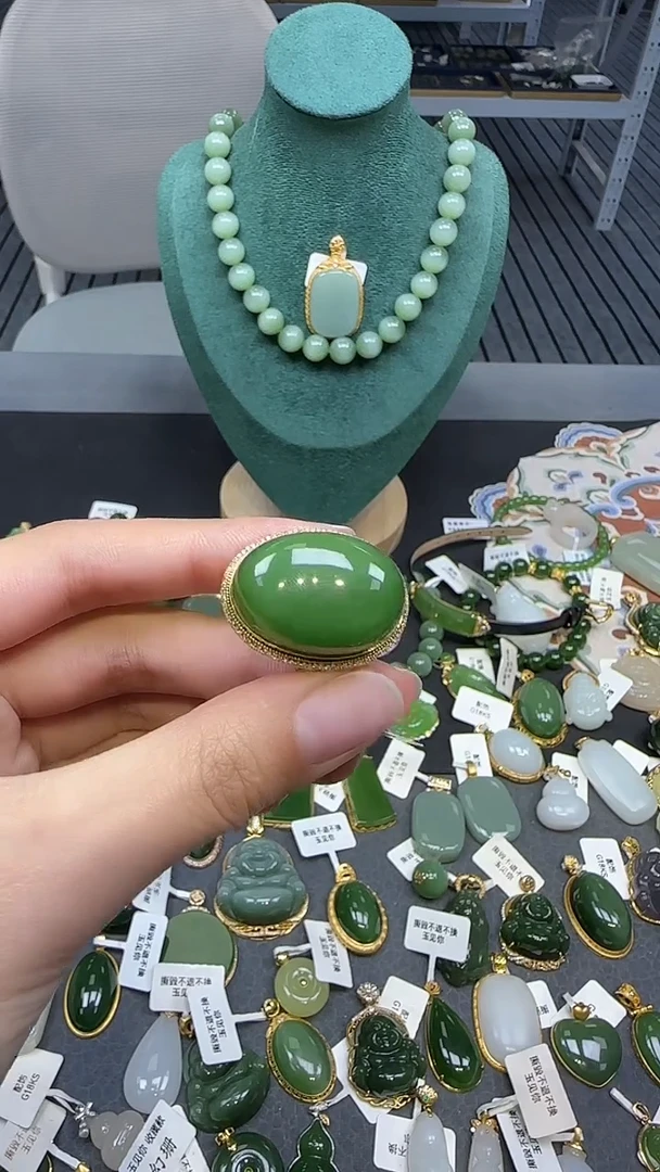 18K金镶嵌戒指和田玉1