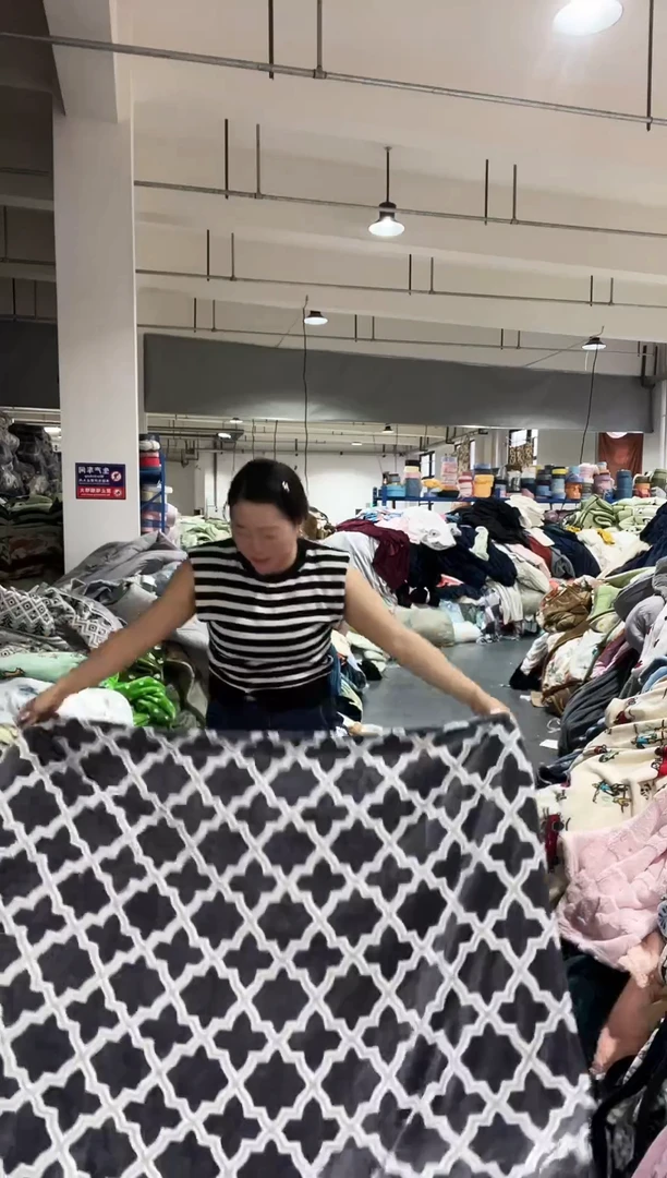 混纺主播手上拿的产品