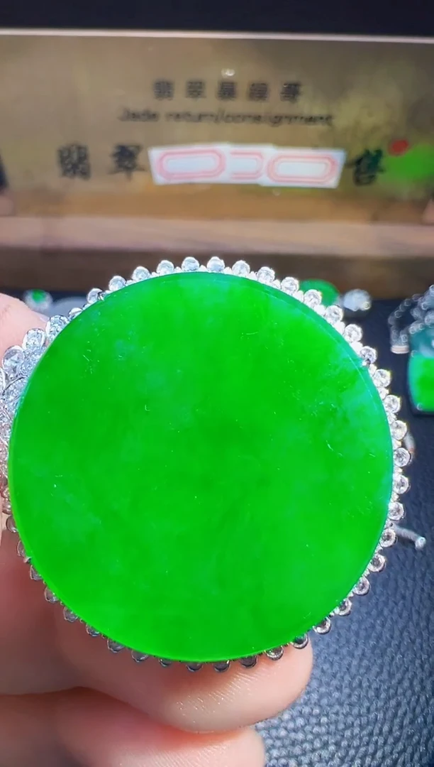 翡翠18K金镶嵌颈饰翡翠