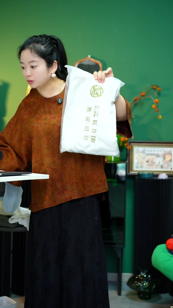 云****）无袖白色长款连衣裙