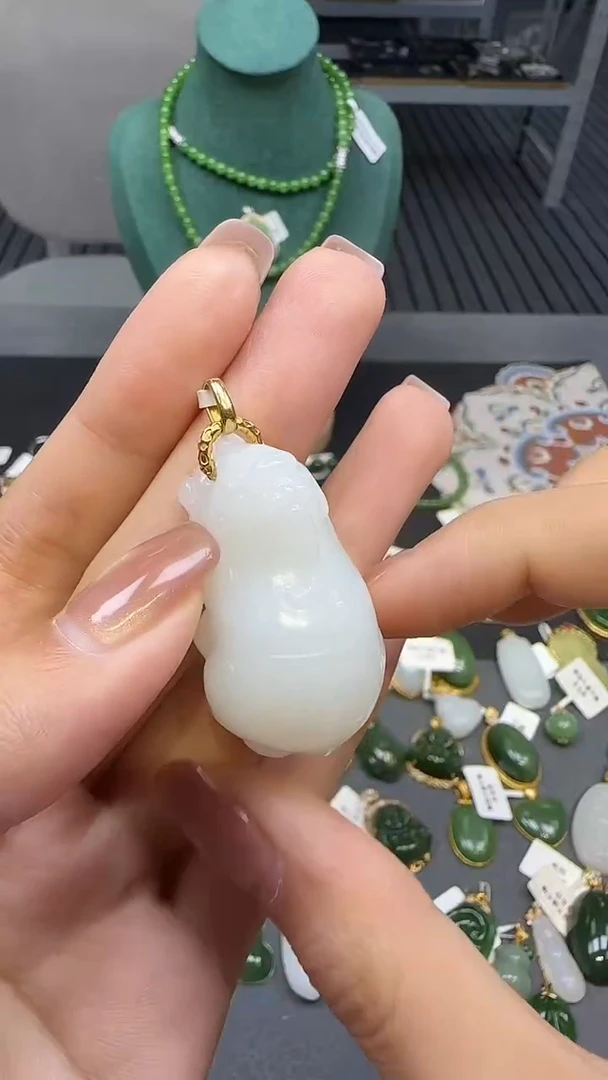 18K金镶嵌和田玉挂件1