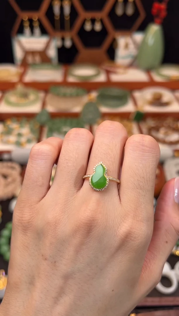 18K金镶嵌戒指和田玉精品