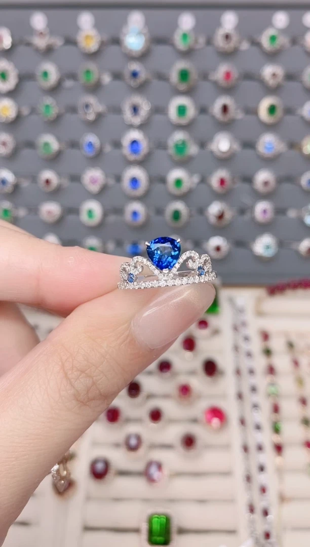 蓝宝石蓝宝石戒指18K金镶嵌.