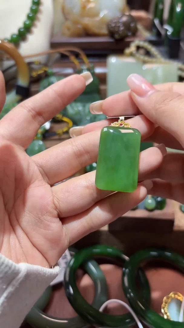 颈饰18K金镶嵌和田玉（碧玉）1