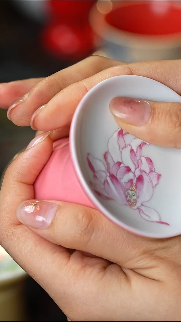 景德镇外粉内荷花粉彩盖置