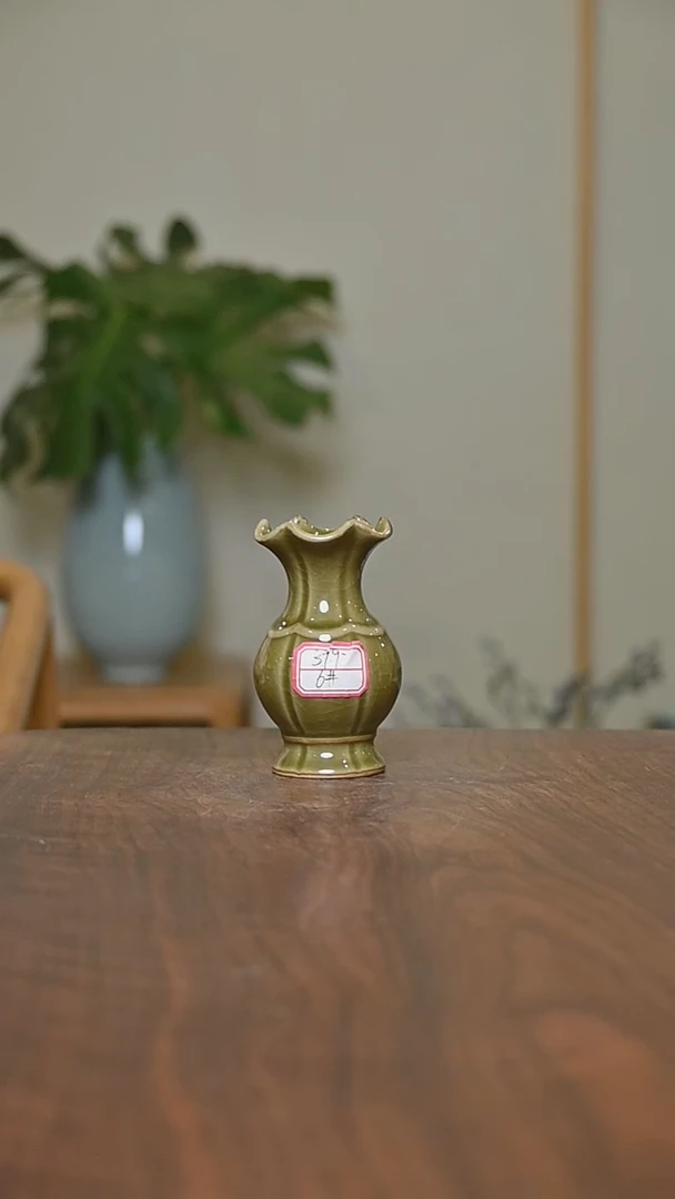 6#荷叶口瓶 矿石釉 微瑕 无款