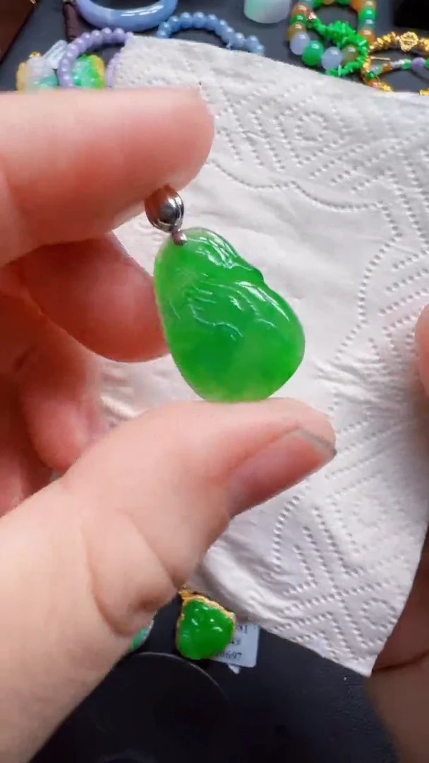 颈饰18K金镶嵌翡翠吊坠