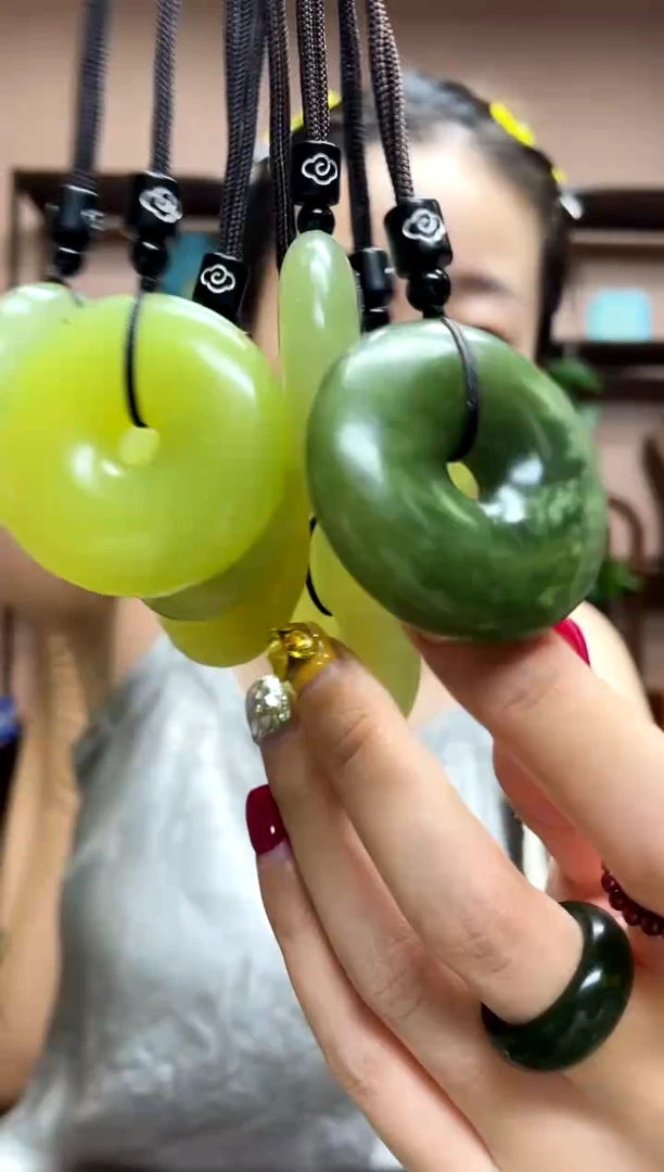 岫玉未镶嵌吊坠多样性发货发其中之一