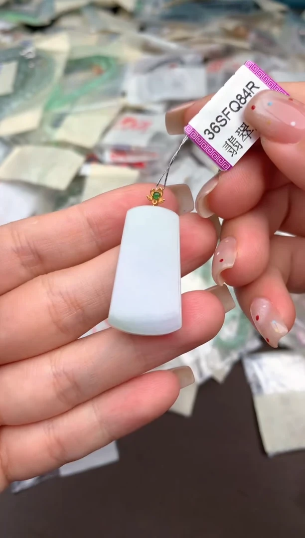 18K金镶嵌挂件翡翠一