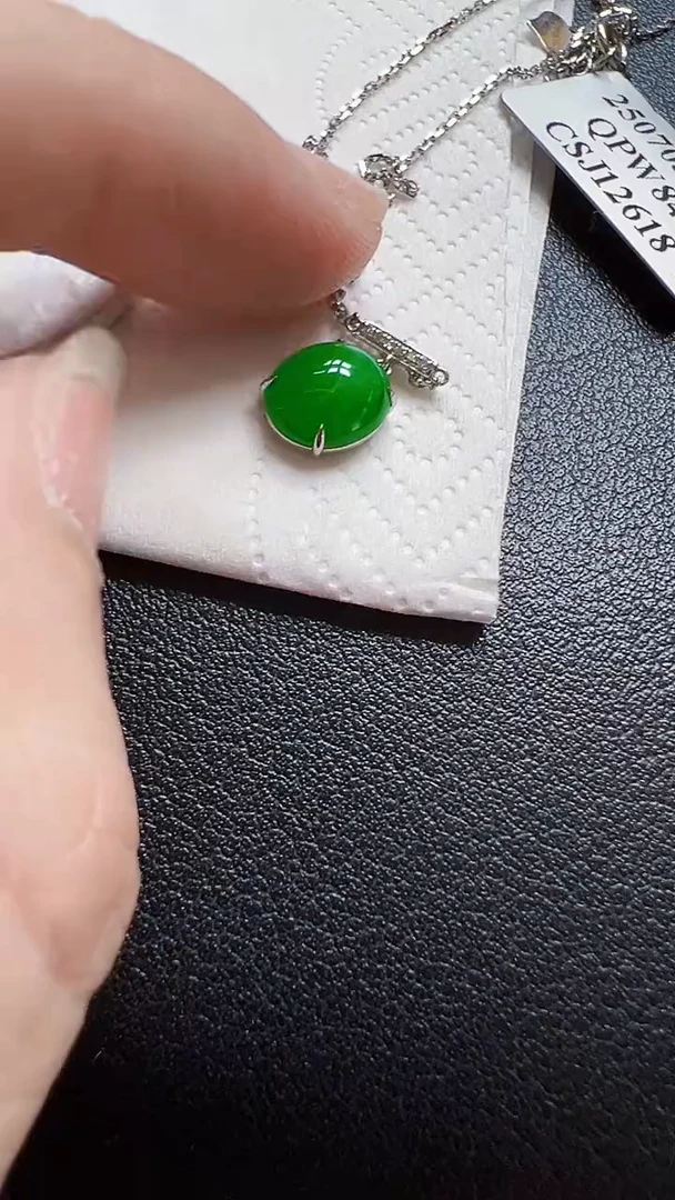 颈饰18K金镶嵌翡翠徜*蛋面