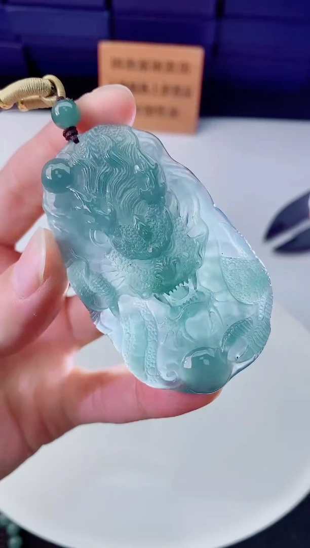 翡翠未镶嵌颈饰   `