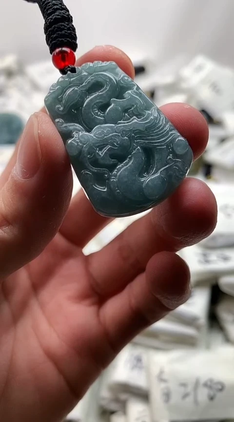 翡翠未镶嵌颈饰龙牌