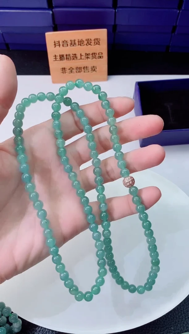 翡翠未镶嵌颈饰   `