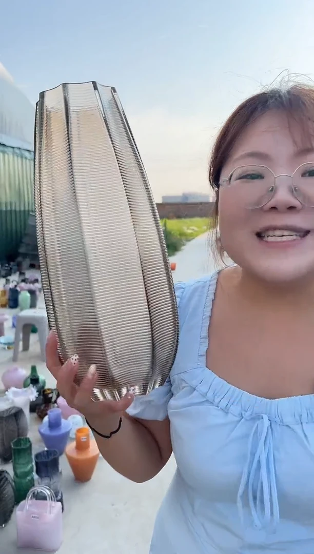玻璃可插鲜花用于客厅装饰