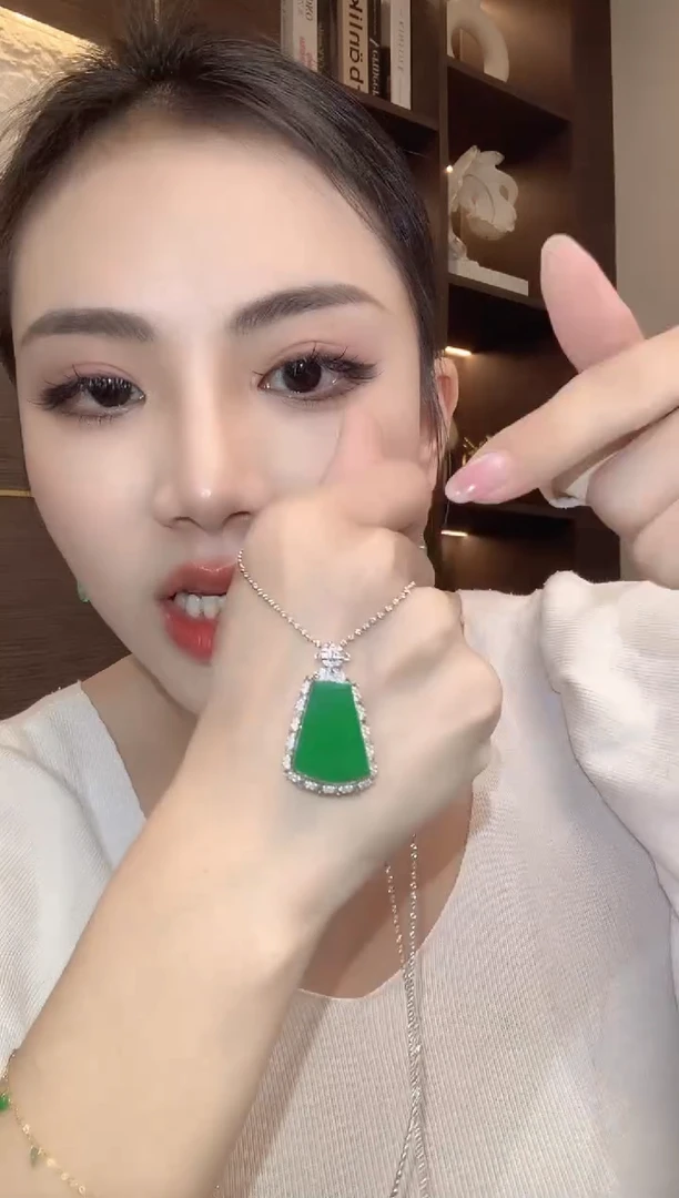 吊坠(不含链)18K金镶嵌翡翠C37