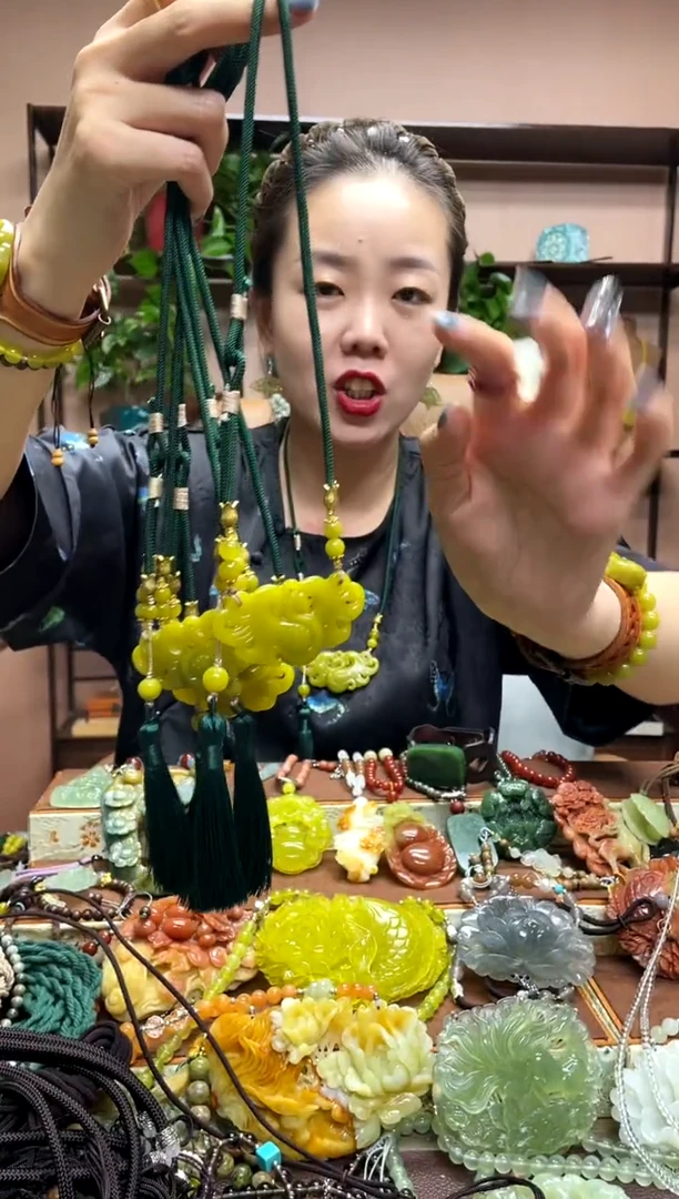 未镶嵌岫玉吊坠多样性发货发其中之一