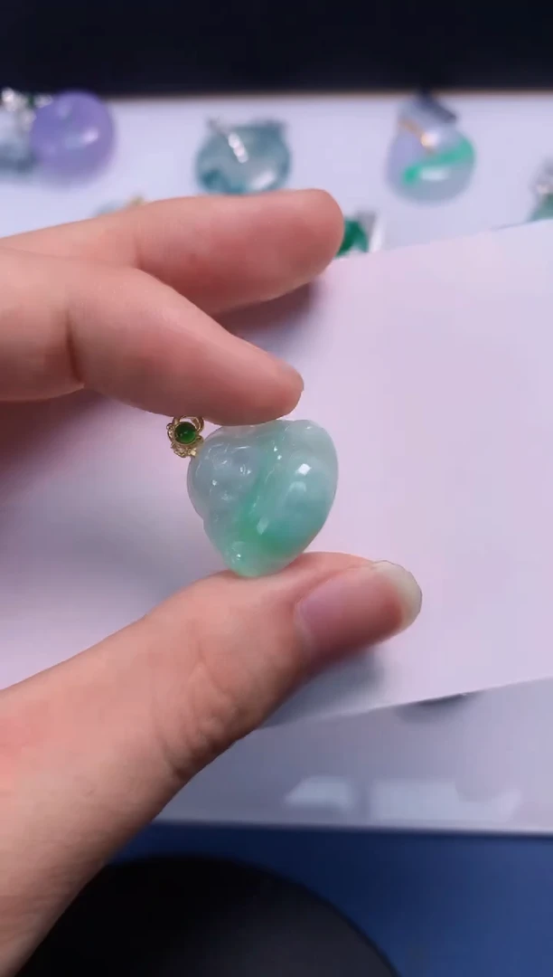 翡翠未镶嵌颈饰       1