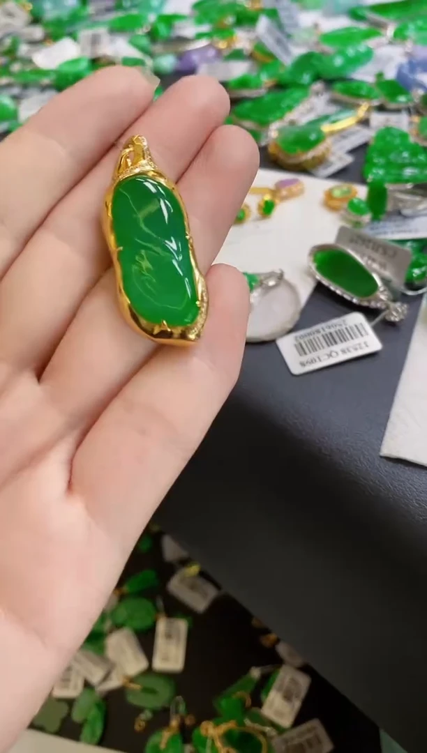 翡翠18K金镶嵌颈饰瓜