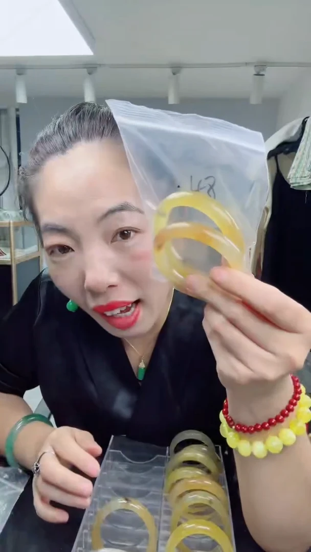 未镶嵌石英质玉（黄龙玉）手镯黄龙玉手镯57+60 黑点杂质微瑕