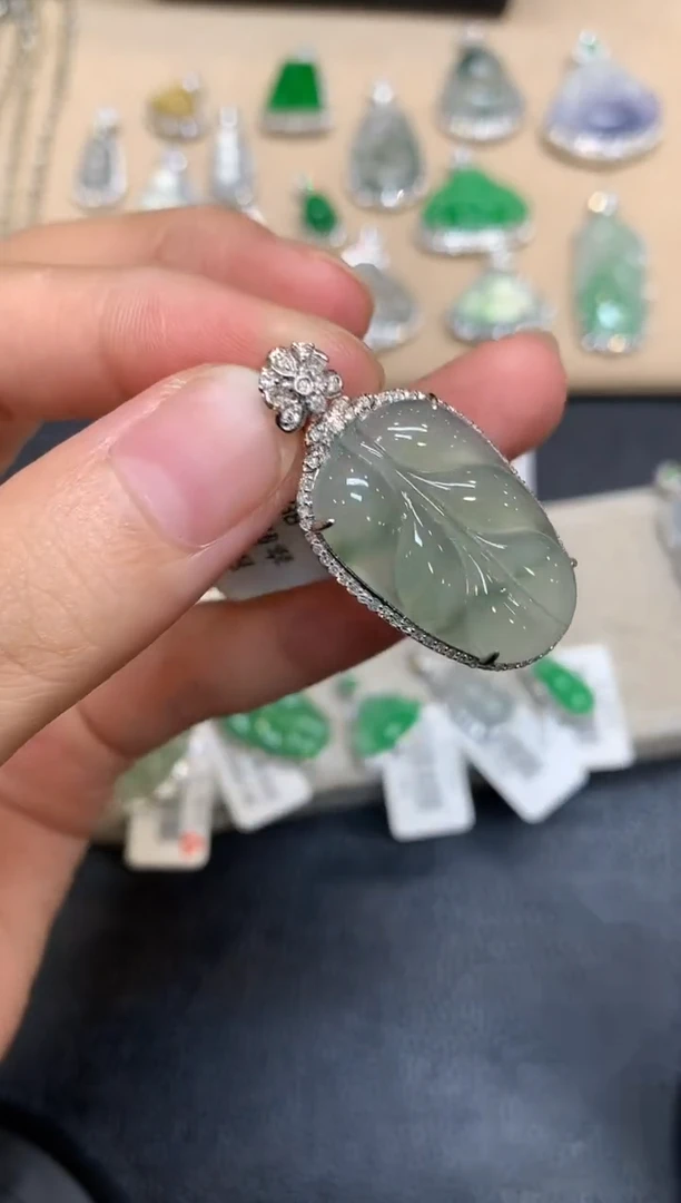 颈饰18K金镶嵌翡翠树叶【无服务费【24小时鉴赏期】