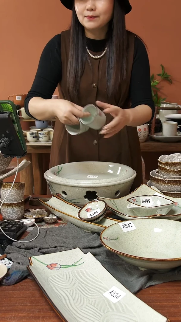 陶瓷A517 两只陶瓷手绘荷花黑点杯子可能微瑕