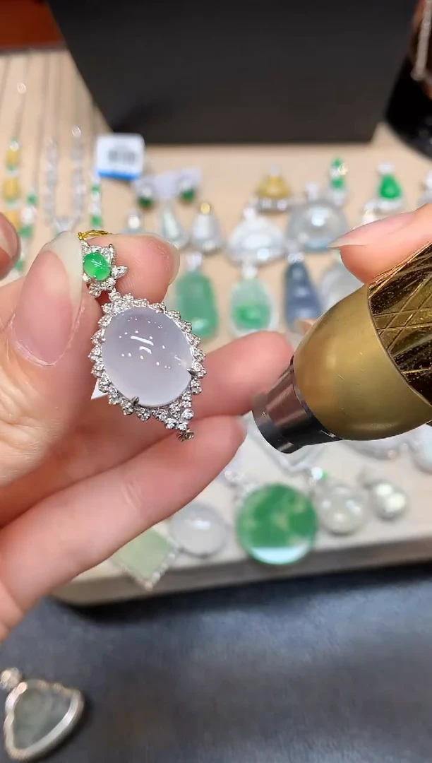 颈饰18K金镶嵌翡翠蛋面【无服务费