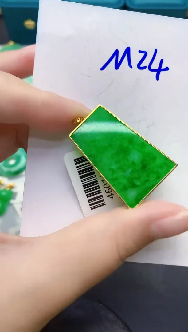 颈饰18K金镶嵌翡翠缅甸天然翡翠A货