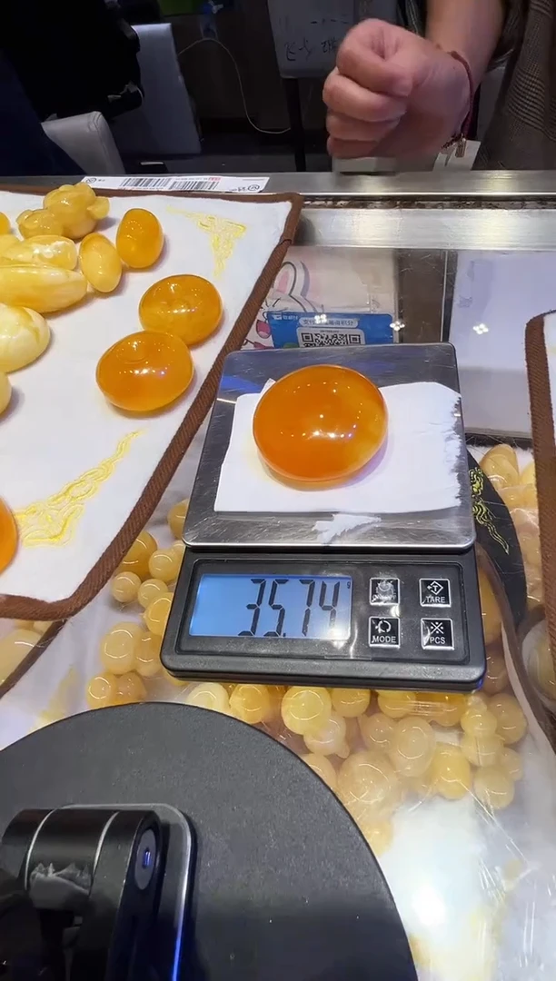 裸石蜜蜡未镶嵌定99总35.74  g总4910