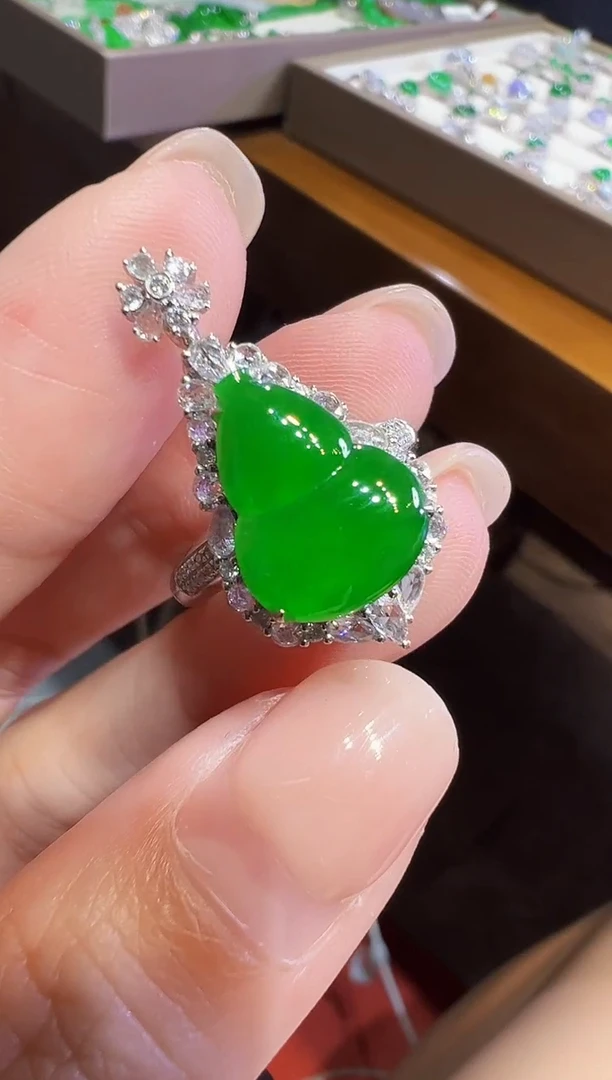 18K金镶嵌戒指翡翠葫芦