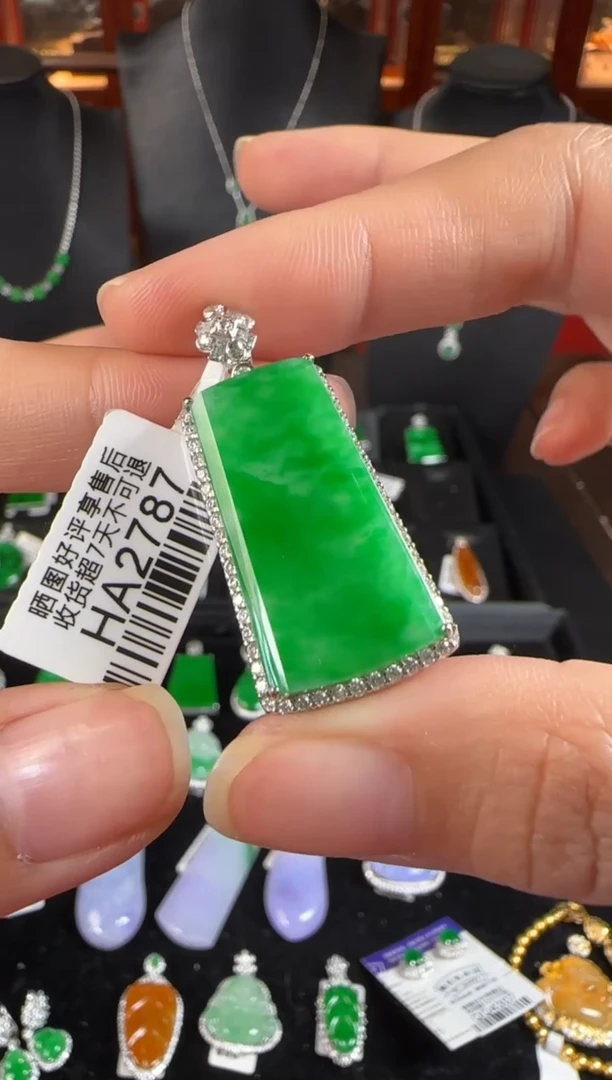 颈饰18K金镶嵌翡翠HA2787冰辣绿无事牌