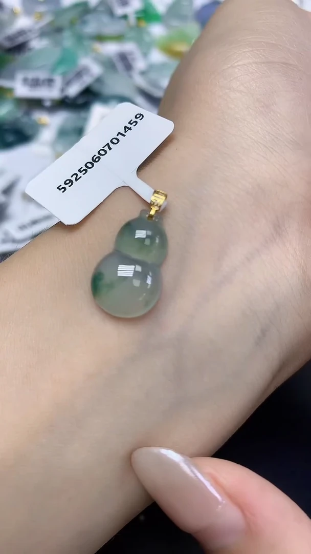 翡翠18K金镶嵌颈饰天然缅甸翡翠A货