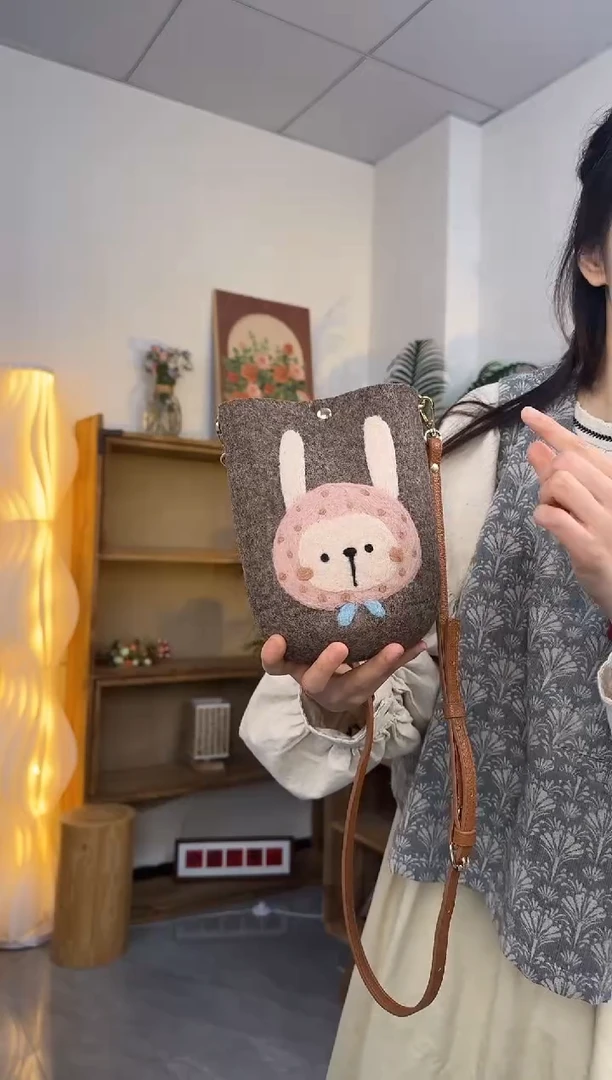 羊毛非遗纯手工包  手机包兔子