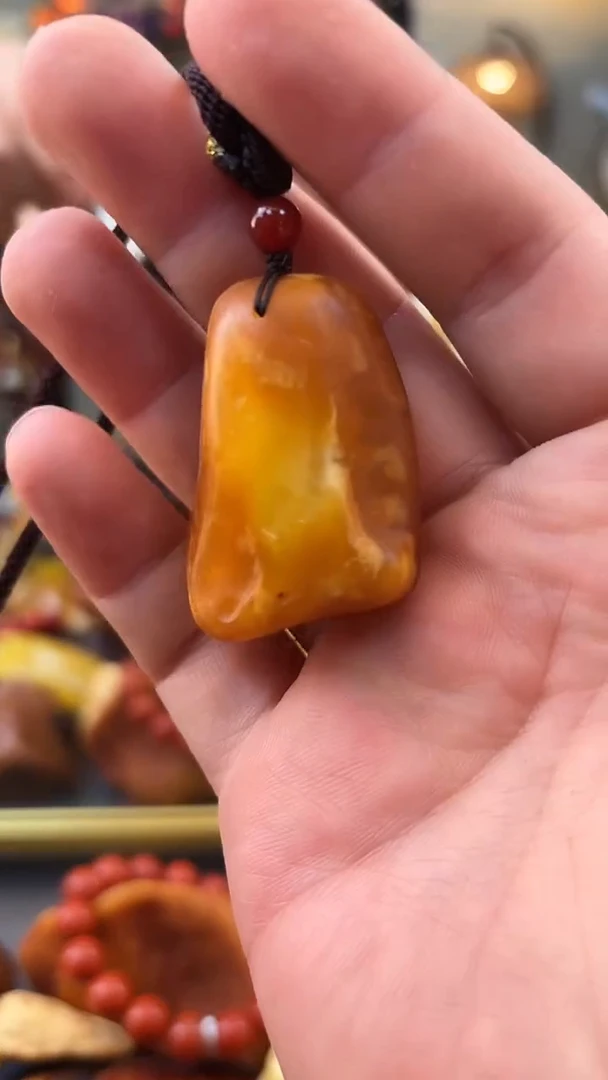 未镶嵌颈饰琥珀吊坠