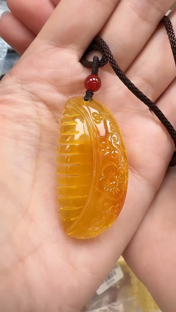 未镶嵌琥珀裸石如图