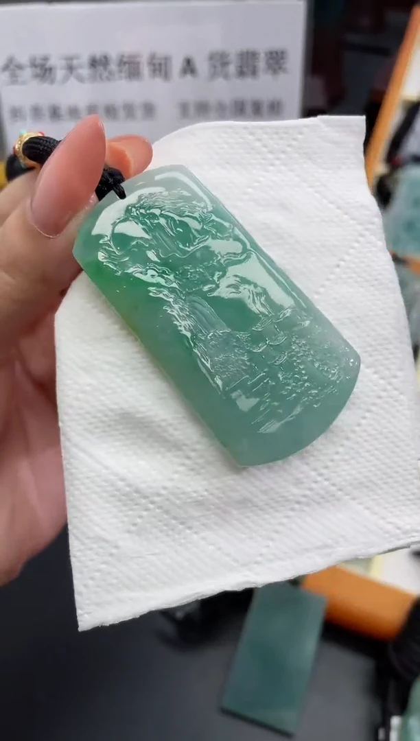 翡翠未镶嵌颈饰山水