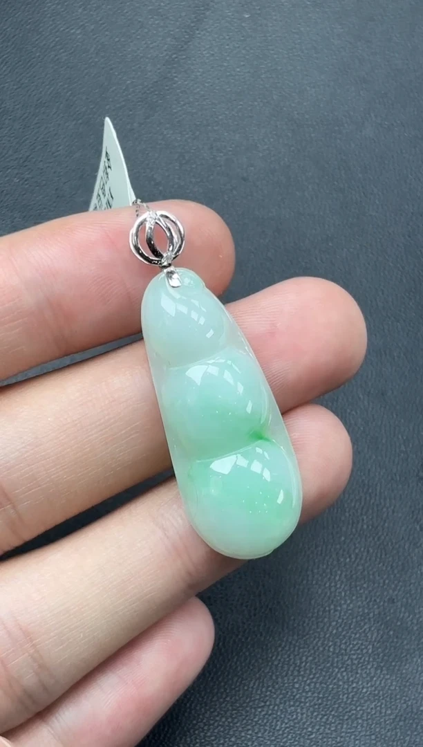 颈饰18K金镶嵌翡翠豆子