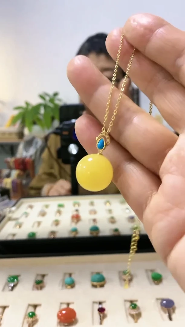 蜜蜡颈饰18K金镶嵌吊坠