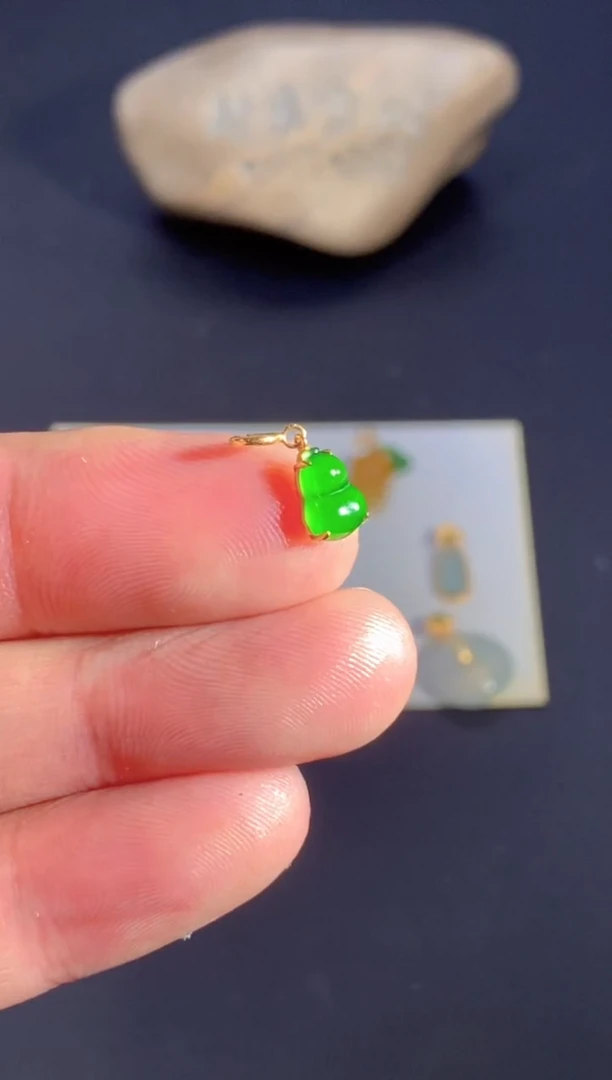 颈饰18K金镶嵌翡翠