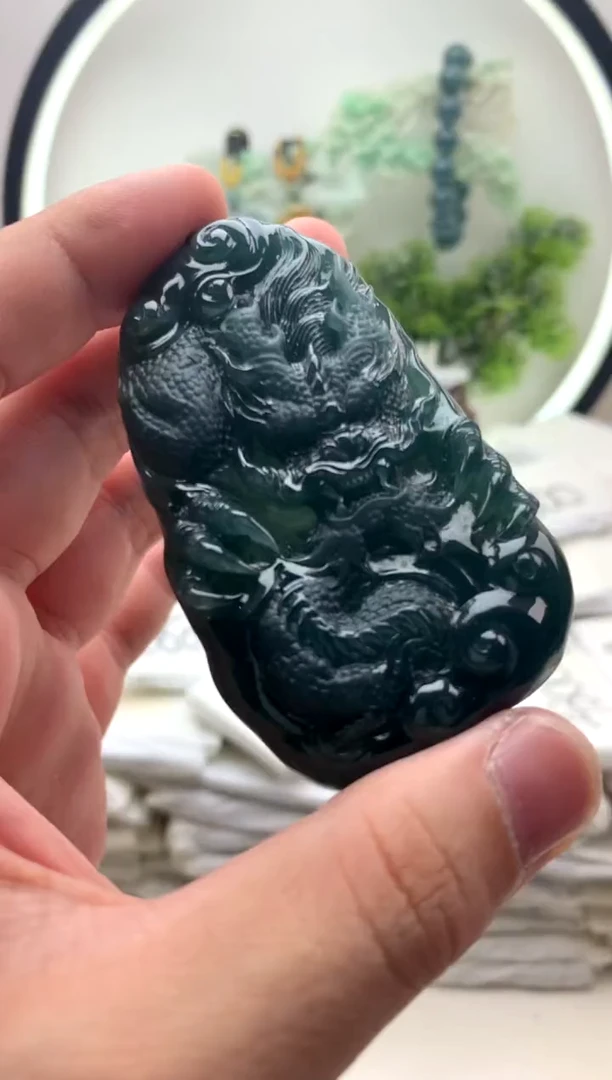 翡翠未镶嵌颈饰龙牌
