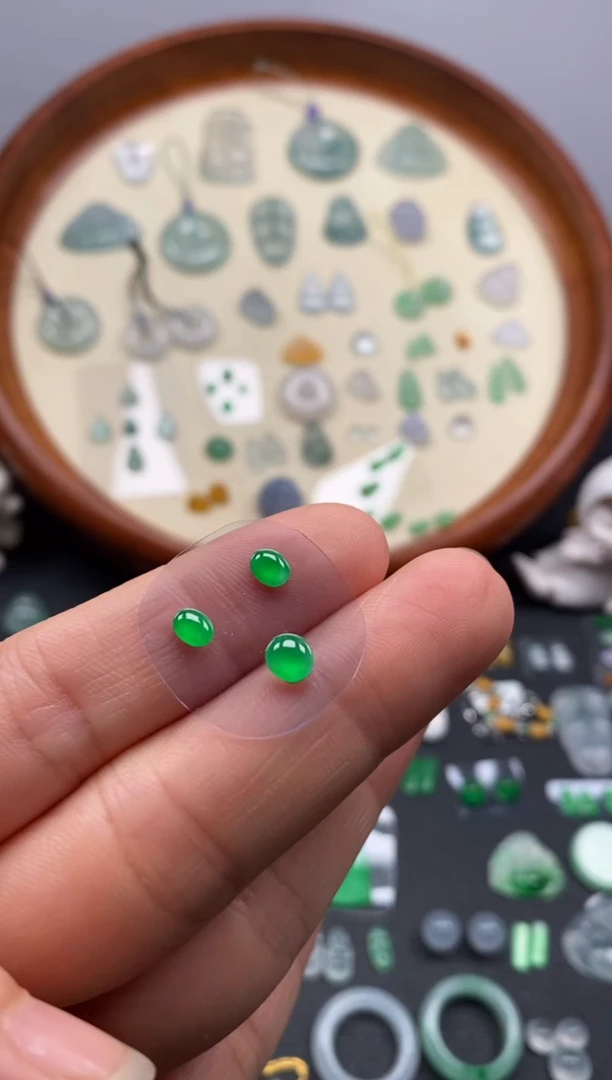 颈饰未镶嵌翡翠3颗果冰阳緑蛋面/芬