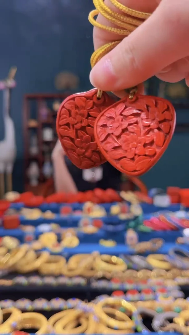 【闪购商品】雕漆心形耳环海棠