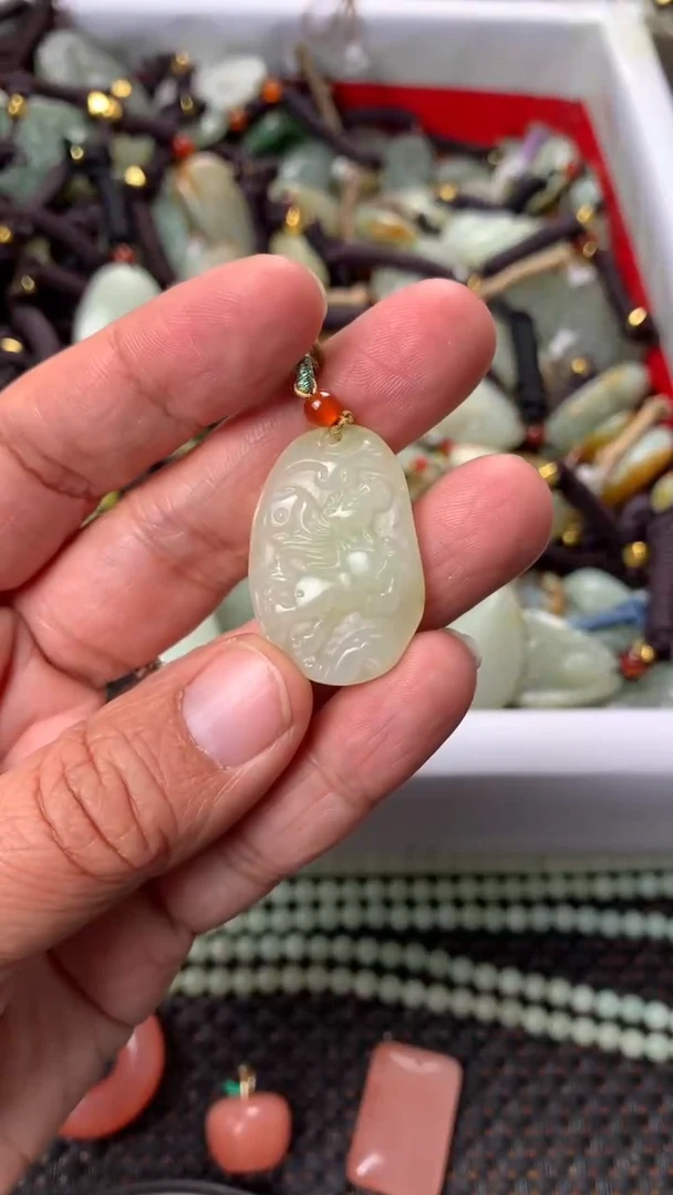 【闪购商品】和田玉颈饰未镶嵌多样性发货没有证书.拍一发一，有瑕