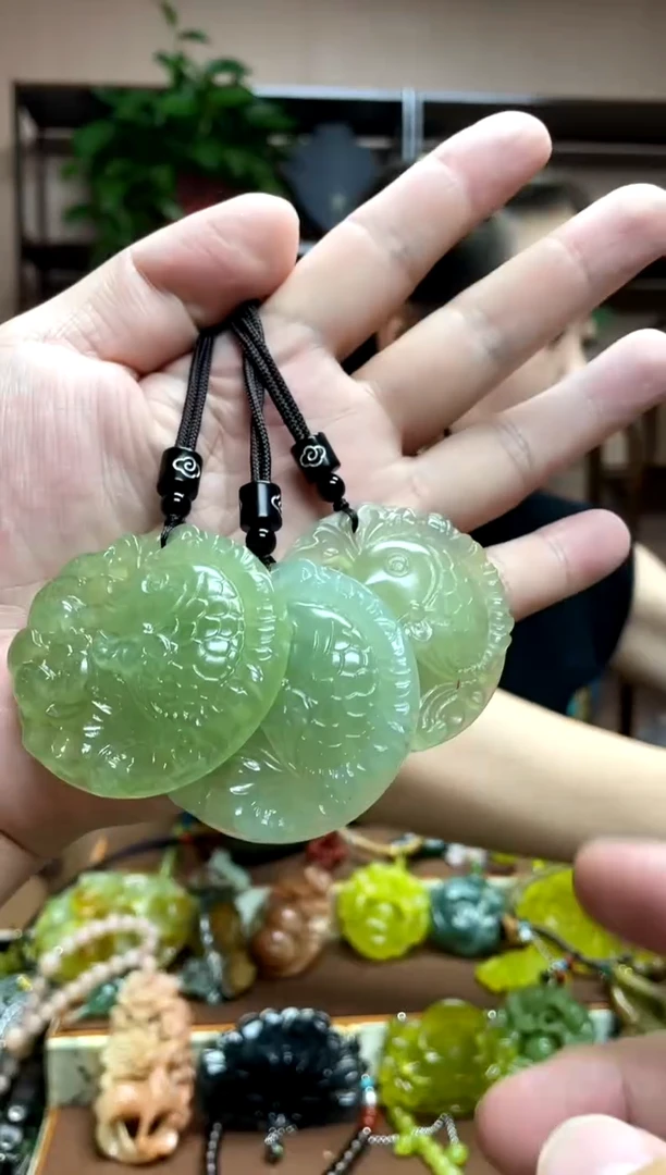 未镶嵌岫玉颈饰多样性发货发其中之一