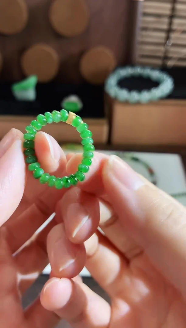 18K金镶嵌戒指翡翠手饰