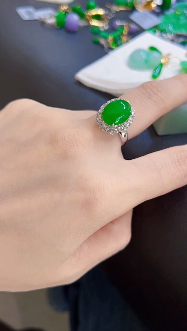 颈饰18K金镶嵌翡翠戒指